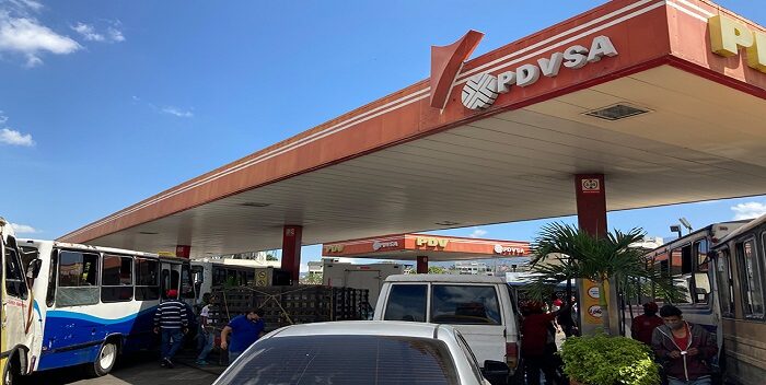 Conductores trancaron avenida Francisco de Miranda por falta de Gasolina en Caracas