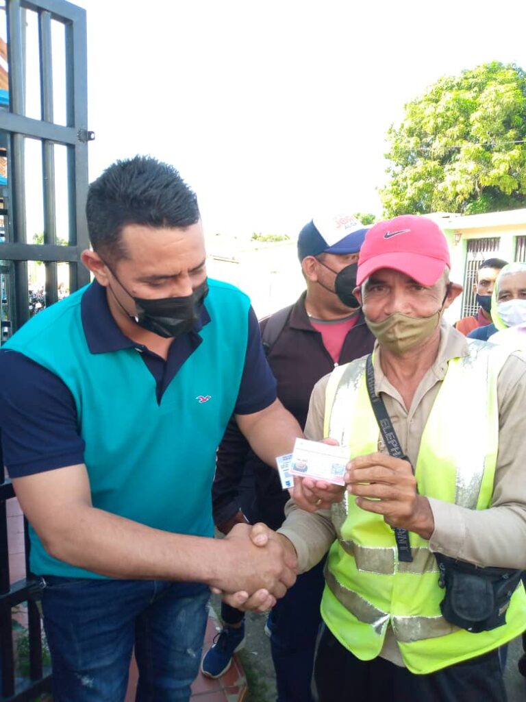 Alcaldía de Miranda entregó licencias de conducir a Mototaxistas de «Los Puertos»