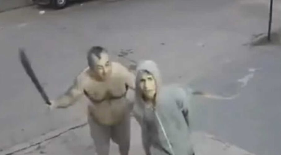 Hombre descubrió a ladrón y con un machete lo obligó a mostrar su cara ante las cámaras