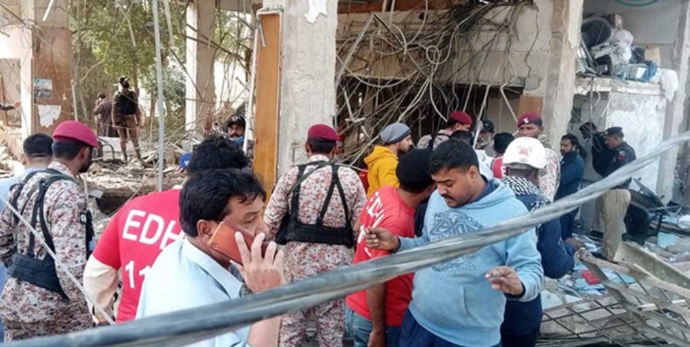 Al menos 8 muertos y varios heridos al derrumbarse un edificio en Pakistán