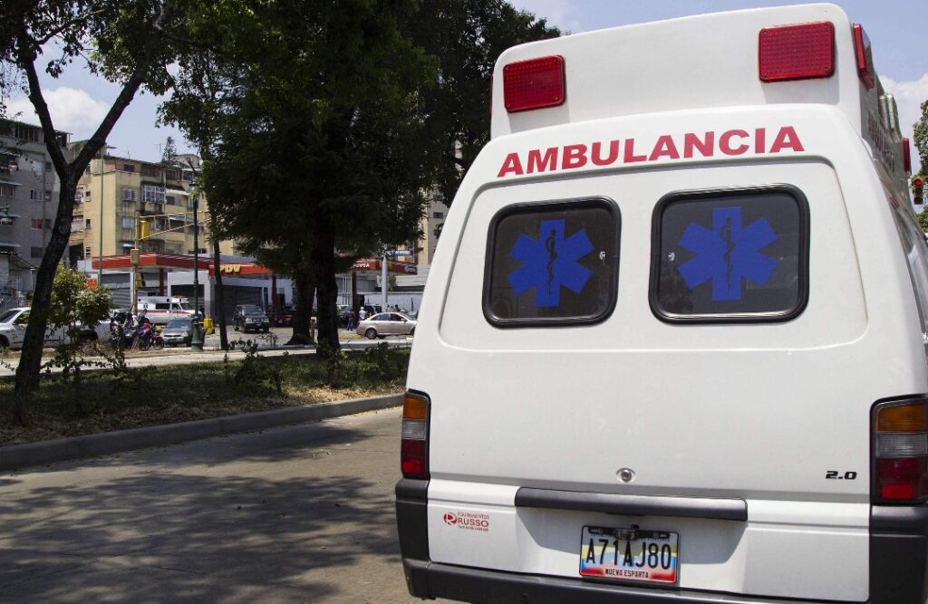 Señalan a conductor de una ambulancia de arrollar a una mujer en Caracas (Video)