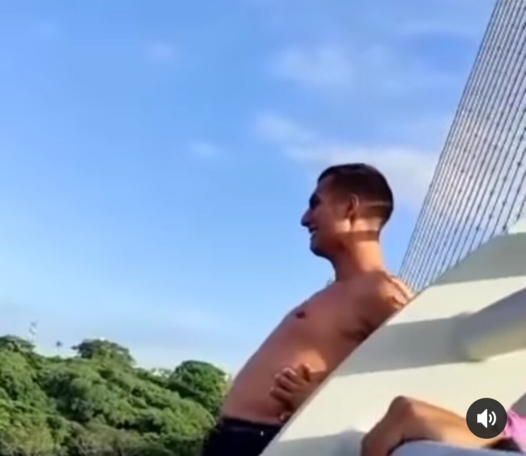 Transeúntes evitan el suicidio de un hombre en el puente de Bucaramanga (VÍDEO)