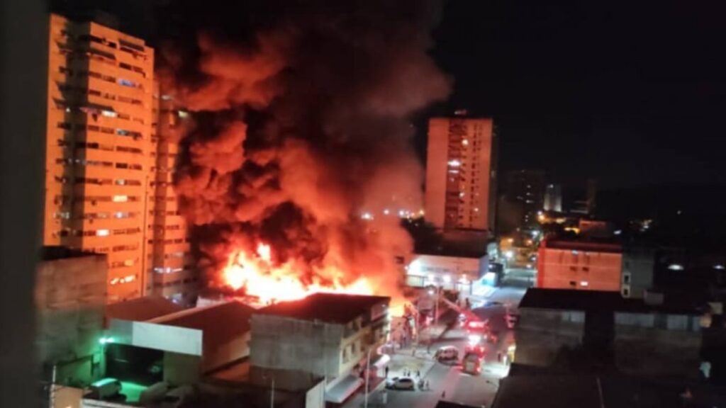 Incendio consumió establecimiento de víveres en Maracay