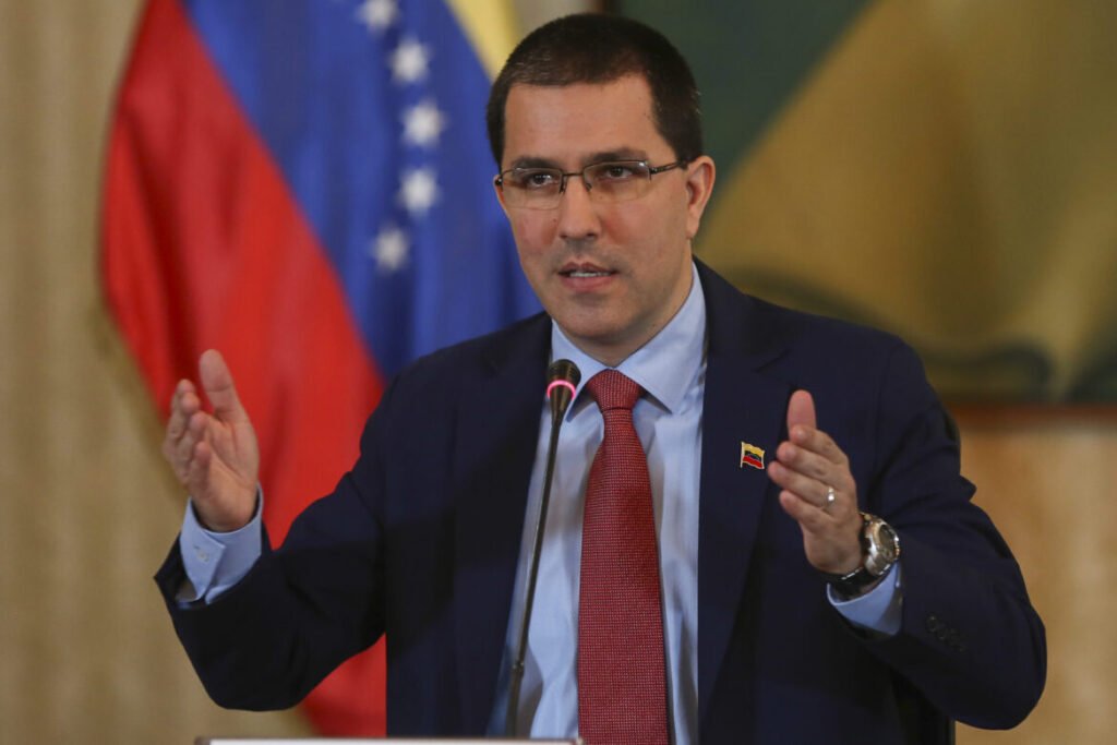 Arreaza se desliga de los Chávez y expresa su apoyo a Nicolás Maduro