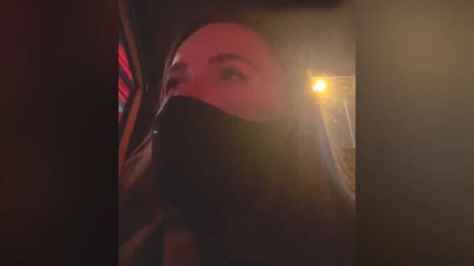 Una joven fue víctima de un taxista que la acosó en medio de una carrera (VIDEO)