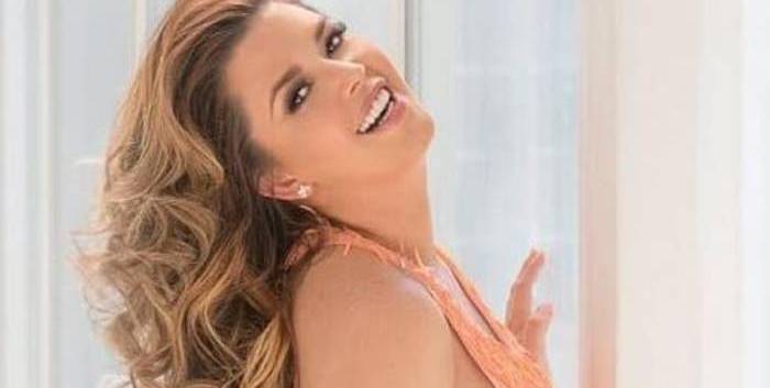 Alicia Machado presume su bronceado con este diminuto bikini (IMÁGENES)