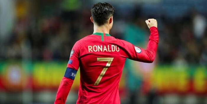 Cristiano donó una camiseta de Portugal firmada con su nombre a beneficio de una subasta en Palma