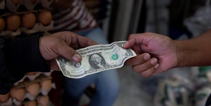 ¿Pagar en dólares en Venezuela saldrá más caro?