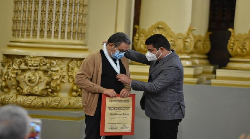 Rafael Cuevas recibe Premio Miguel Ángel Asturias