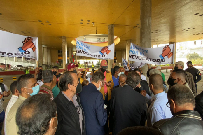 La comisión encargada de solicitar el revocatorio ingresó a la sede del CNE en Caracas