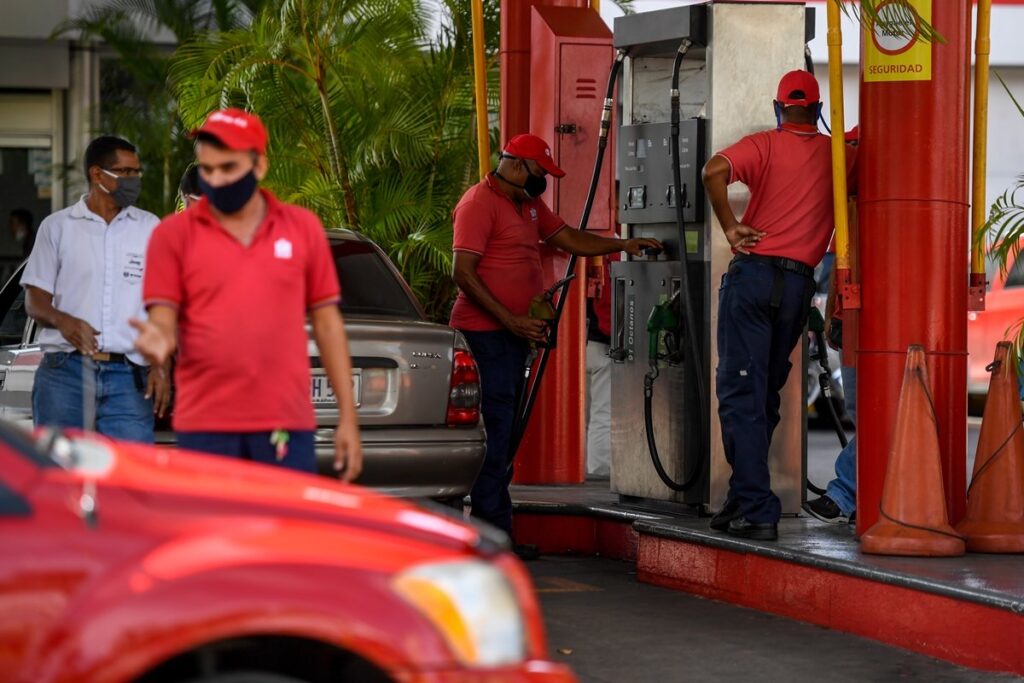 Nicolás Maduro pidió a Tarek El Aissami un plan para acabar con las mafias de las gasolineras (Video)