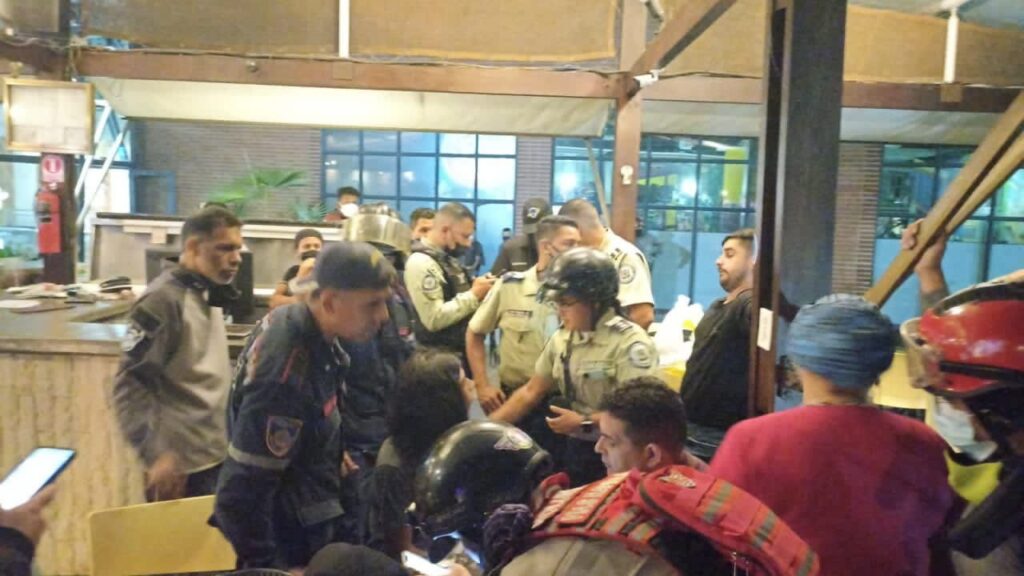 Adolescente amenazó con lanzarse al vacío en el Sambil de Caracas