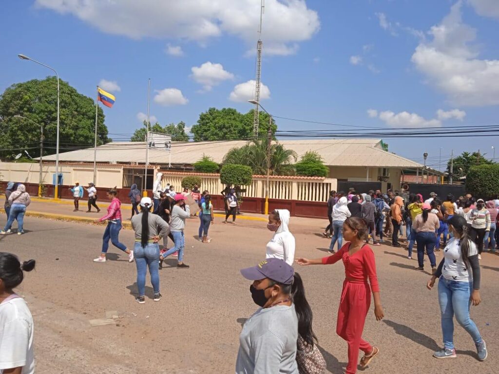 Protestan en el municipio Jesús Enrique Lossada por presunto abuso de autoridad