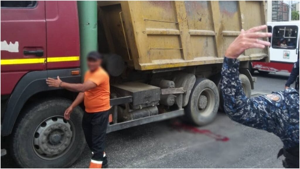 ¡QUEDÓ ENTRE LAS LLANTAS! Hombre fue arrollado por un camión en la avenida Libertador de Caracas