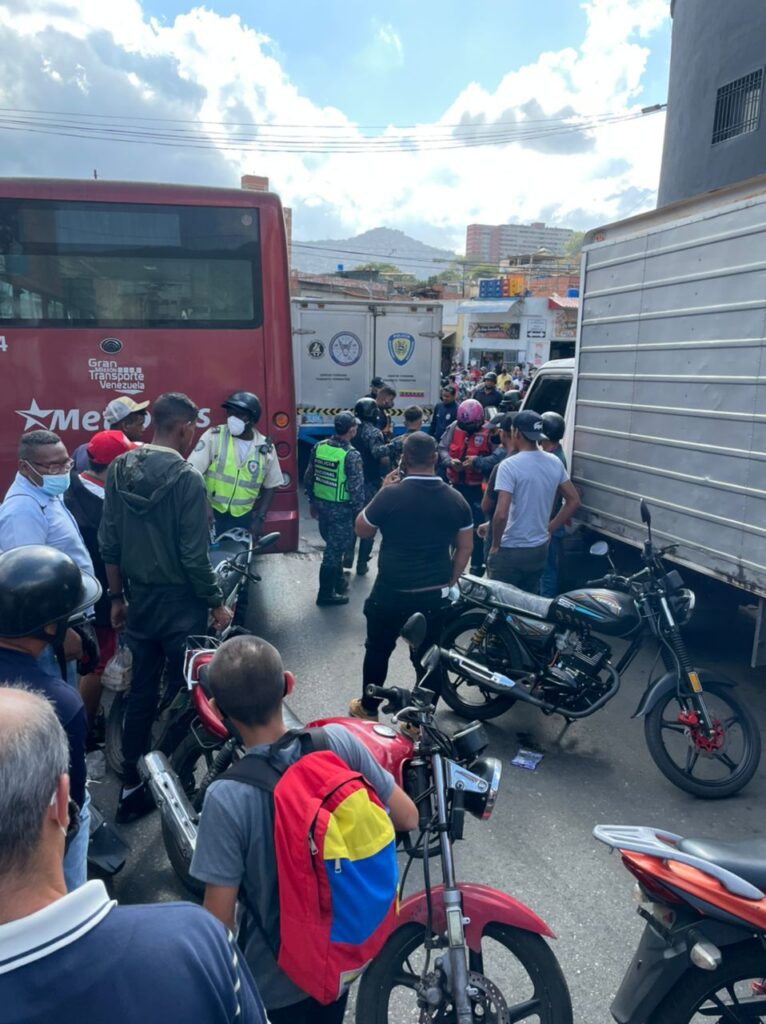 Mujer cayó de una moto y murió arrollada por un Metrobús en Catia (FOTOS)