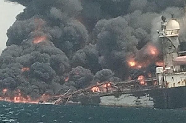 Buque con dos millones de barriles de petróleo explota en Nigeria (VIDEO)