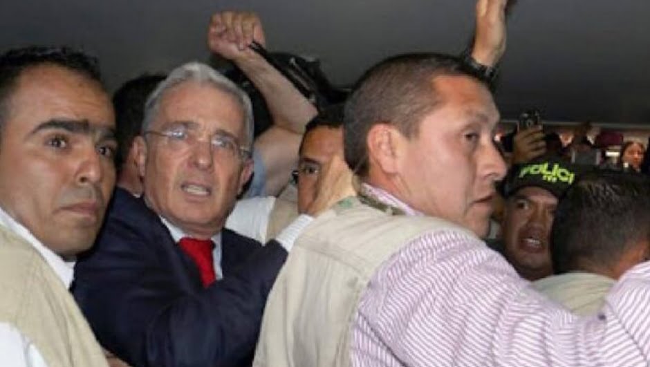 ¡YA ES COSTUMBRE! Nueva abucheada contra el expresidente Álvaro Uribe en Colombia (VÍDEO)