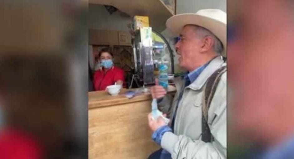 Álvaro Uribe al comprar café a tendero: «No, no. Déjame pagar. Bastante mala fama que tengo yo»