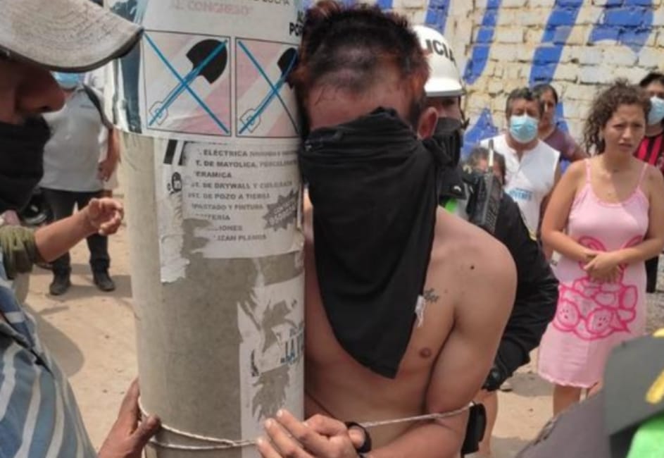 Venezolano es atado a un poste por robar una bodega en Perú