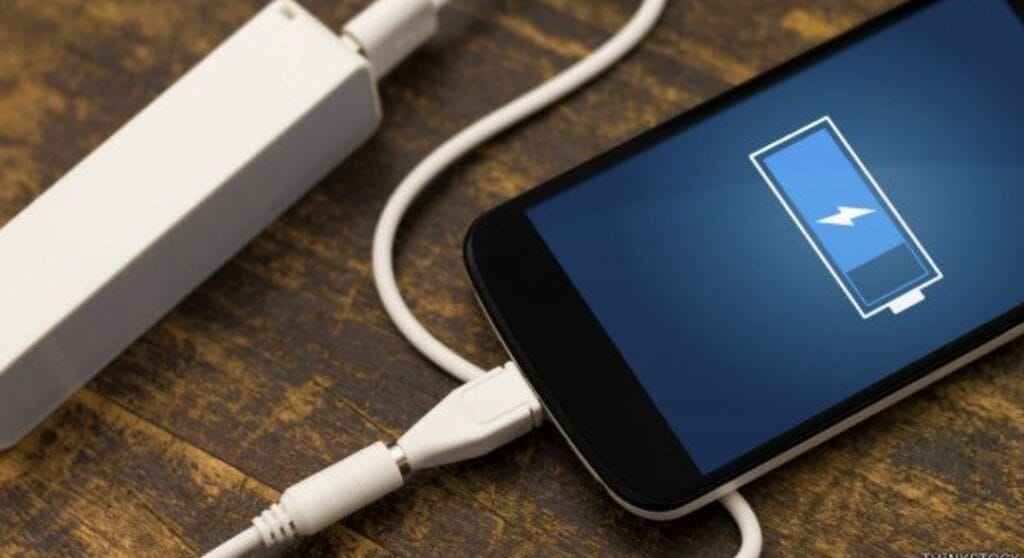 Conoce como cargar tu celular durante las noches sin dañar la batería