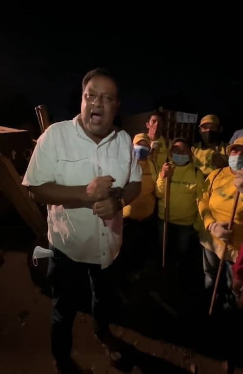 ¡EN ALTAS HORAS DE LA NOCHE! Alcalde de Maracaibo inspeccionó labores de recolección de desechos en la Autopista 1 (VIDEO)