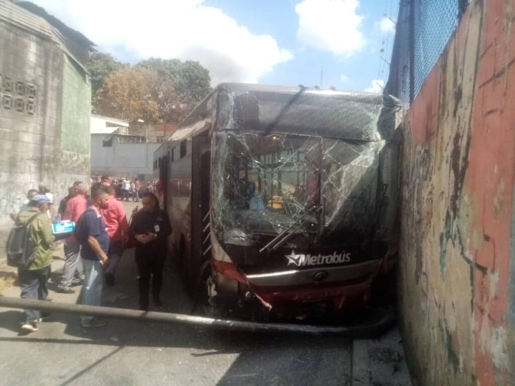 Cuatro lesionados tras colisionar un Metrobús perteneciente al metro de Caracas (fotos)