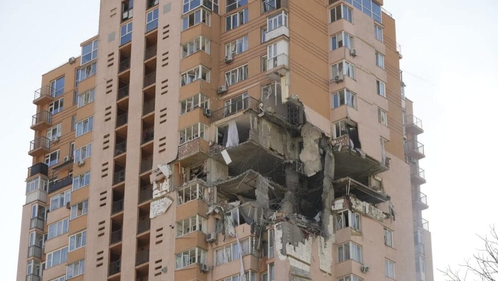 Un misil impactó un edificio residencial de gran altura en Kiev y dejó varios heridos (VIDEO)