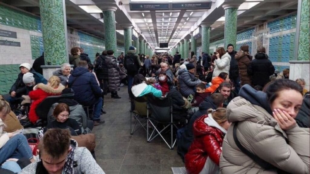 Familias ucranianas usaron estaciones del metro como refugios antibombas (VIDEO)