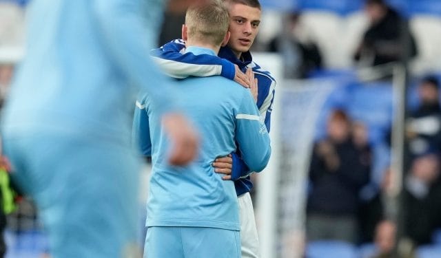 Futbolista ucraniano del Manchester City rompe en llanto antes de comenzar el partido (VIDEO)