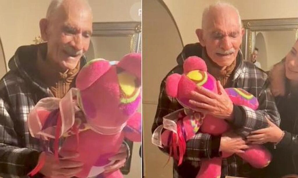 ¡EL REGALO PERFECTO! Abuelo rompe en llanto al recibir de regalo de cumpleaños un peluche hecho con la manta de su difunta esposa (VIDEO)