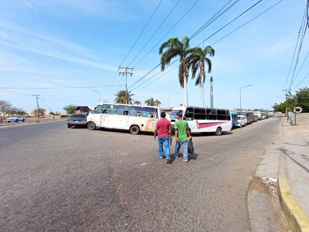 Profesionales del volante de las rutas del oeste de Maracaibo denuncian atropello y maltrato en la estación de gasolina La R
