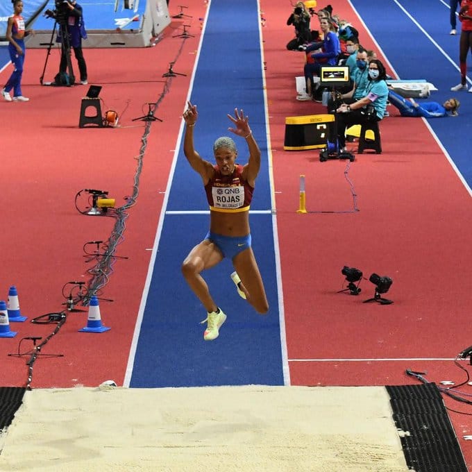 Momento en el que le imponen el oro a la Tricampeona mundial Yulimar Rojas (VIDEO)