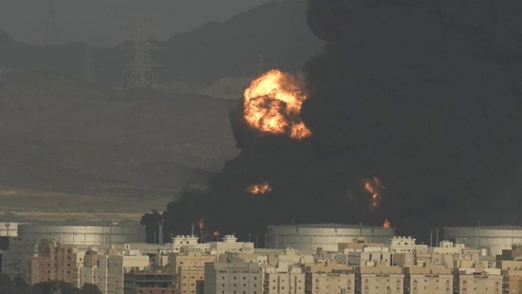 Así fue el impresionante atentado cerca de la pista donde se corría la Fórmula 1 en Arabia Saudita (VIDEO)