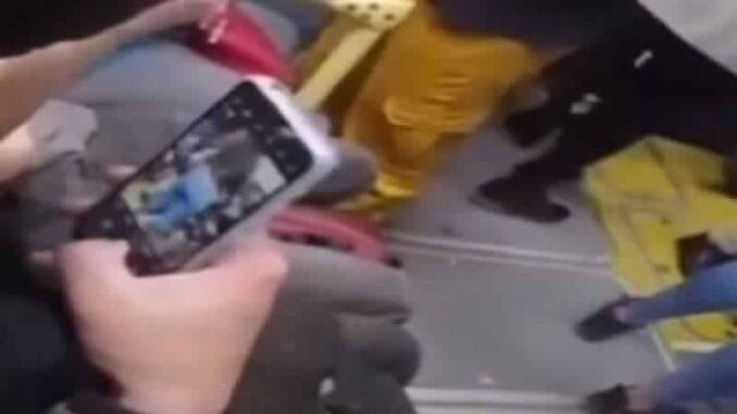 Alertan que un acosador graba partes íntimas de pasajeras en buses de Colombia (VIDEO)