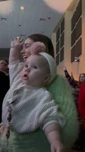 ¡TERNURA! Bebé de 9 meses se une a sus padres en adoración a Dios (VIDEO)