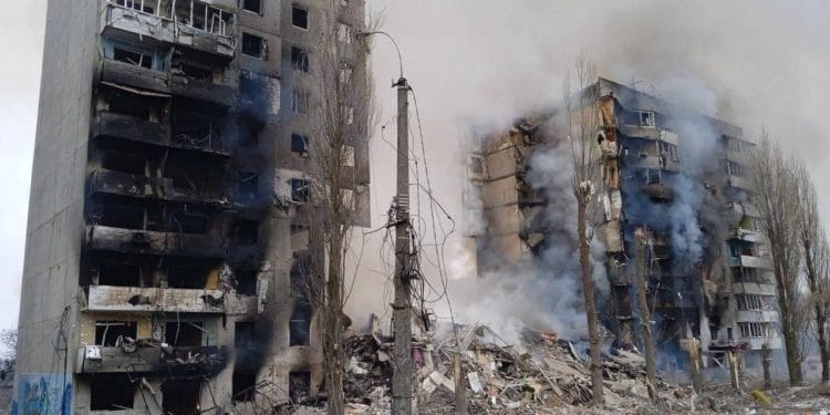 Un edificio cerca de Kiev quedó partido en dos tras los ataques en Borodyanka (FOTOS)