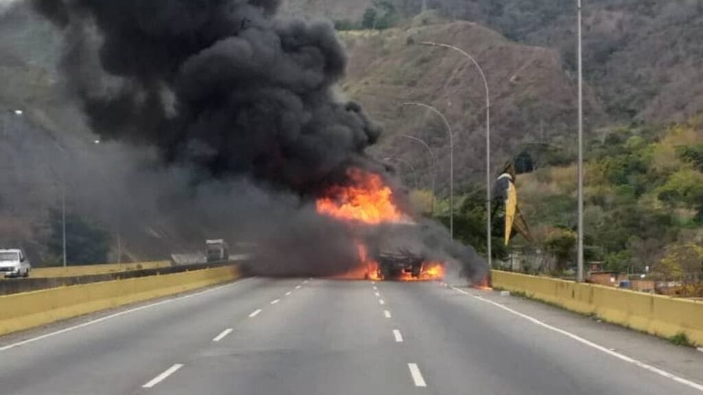 Reportan incendio de gandola a la altura del túnel El Totumo en Caracas (VIDEO)
