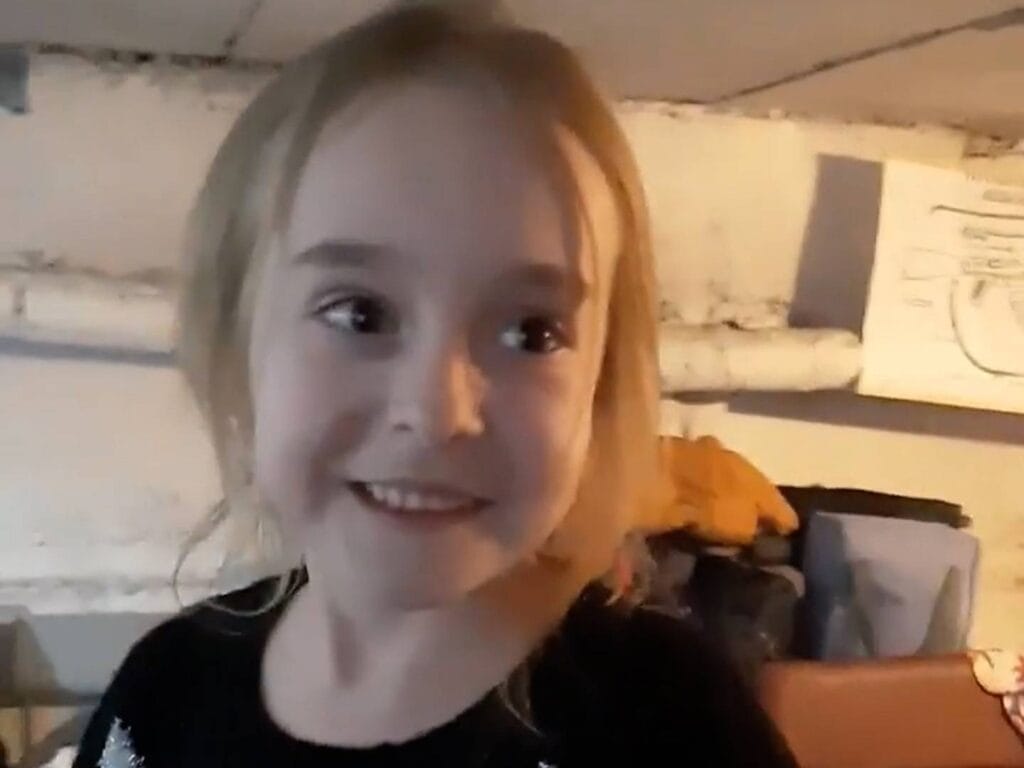 ¡CONMOVEDORA PRESENTACIÓN! La niña que cantó “Let it Go” en un refugio en Kiev entonó el himno de Ucrania en un show masivo en Polonia (VIDEO)