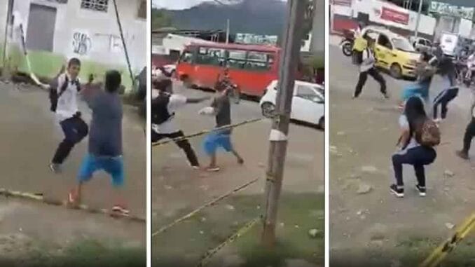 Esta fue la impresionante pelea con cuchillos entre estudiantes de colegio en Colombia (VIDEO)