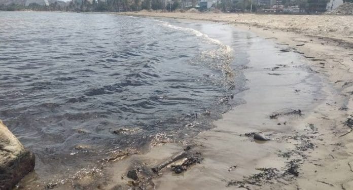 Reportan que derrame de hidrocarburo se extiende por playas de dos municipios de Anzoátegui