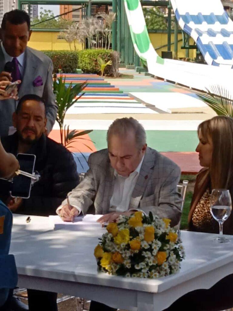 Directiva de Aquatica acredita al Doctor Óscar Belloso Medina como «Personalidad Aquatica»