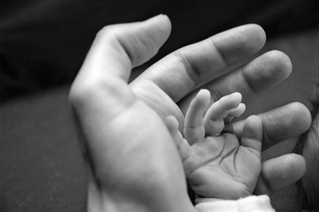 ¡TRÁGICO ACCIDENTE! Padres dejaron a su hija dormida y la hallaron muerta
