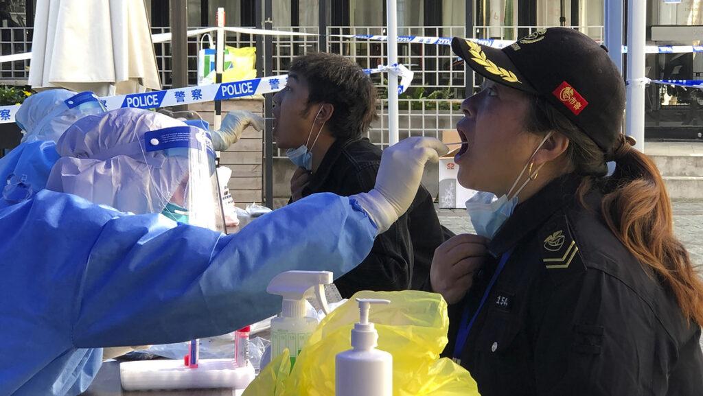 China despliega más de 2 mil médicos militares en Shanghái para combatir nuevo y potente brote de covid-19