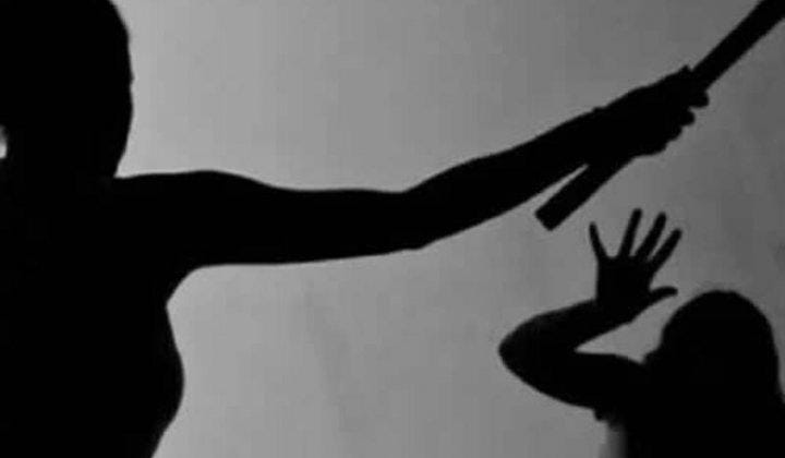 Golpeó a su hija de 13 años con un palo porque no le encontraba sus cosas