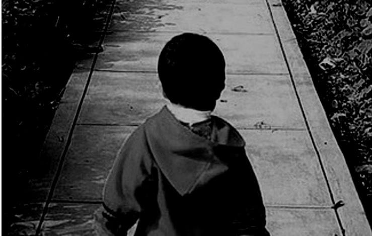 Padres sacan a su hijo a la calle porque tenía tos y no los dejaba dormir