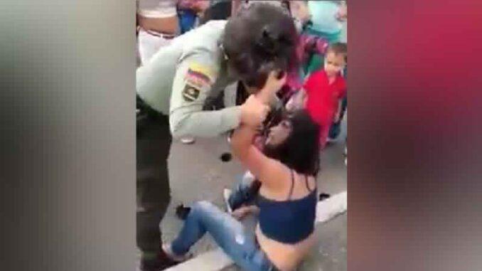 Bochornosa pelea entre policía colombina y joven venezolana se vuelve viral (VIDEO)