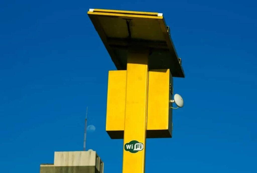 ¡EN CRISTO DE ARANZA! Concejal Orlando Chacón elogió el primer poste inteligente ubicado en la Plaza del Mercado Corito