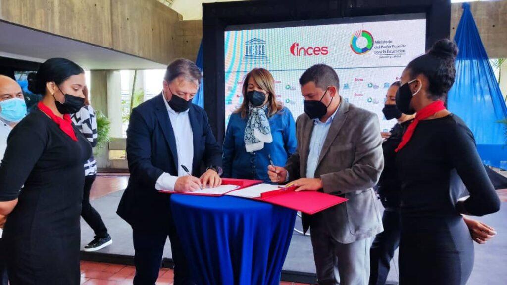 Inces y UNESCO firman acuerdos para fortalecer la educación técnica profesional