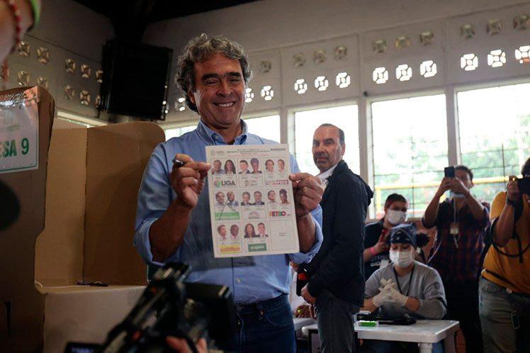 Candidato de centro ejerce su derecho al voto en Colombia