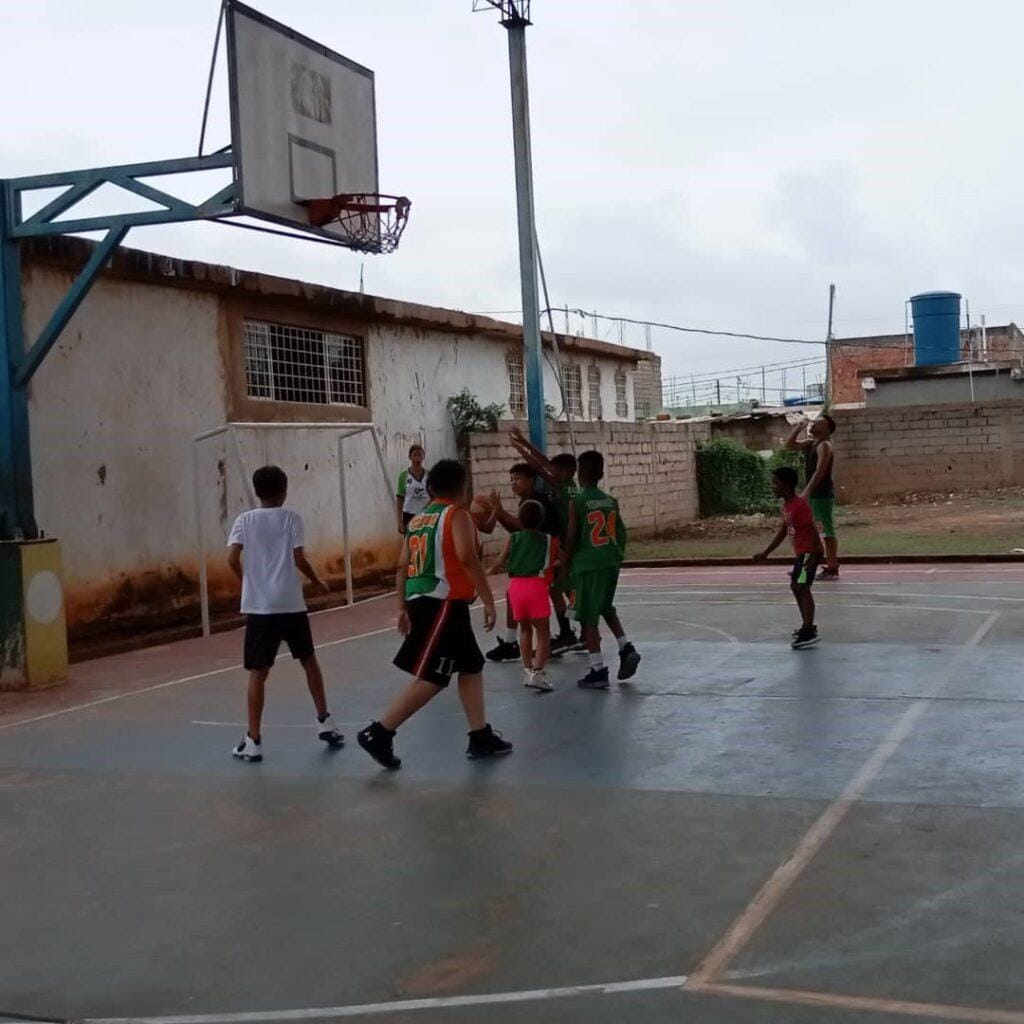 Escuela de Baloncesto Raúl Leoni venció a Los Modines en categorías mini e infantil